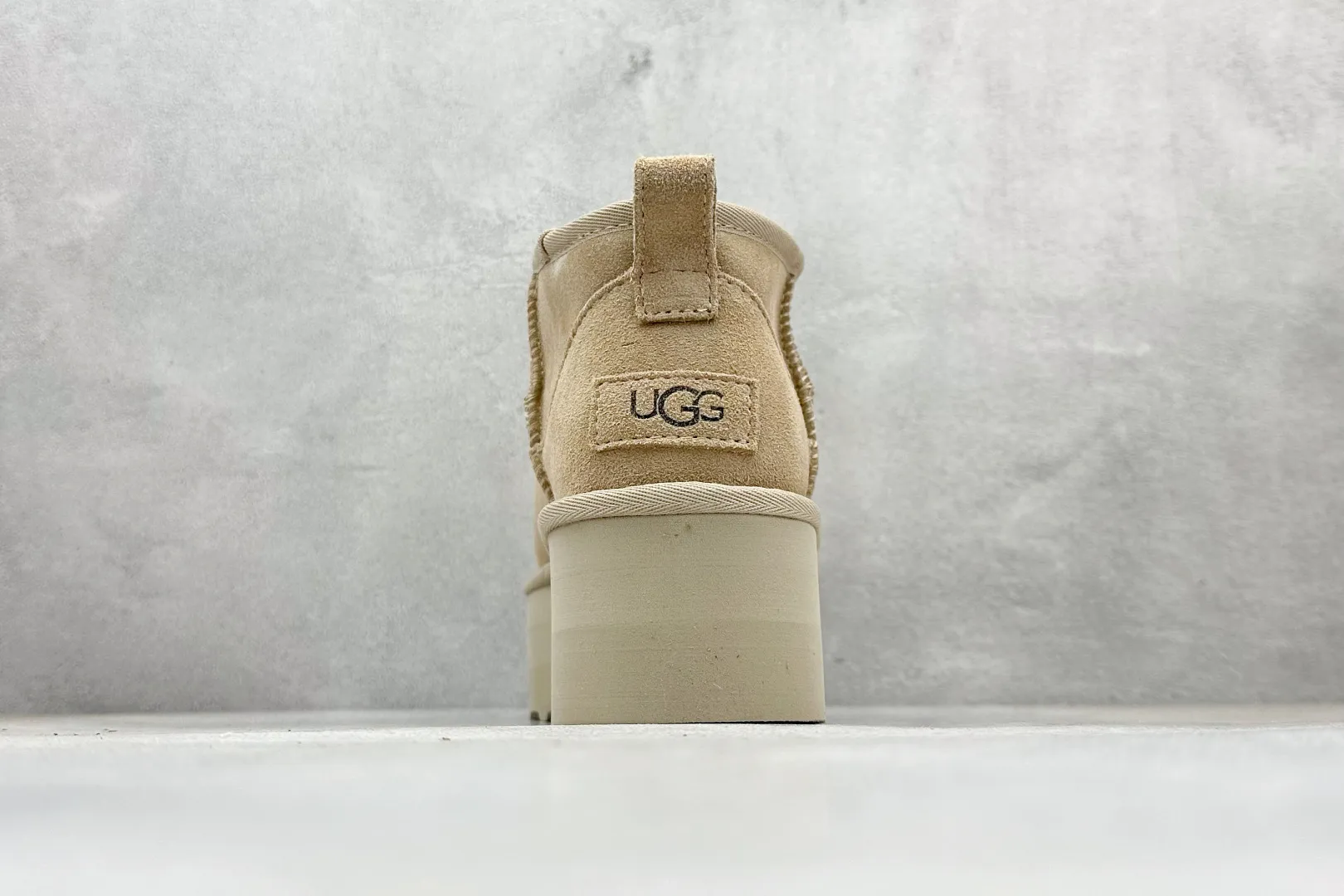 🐲💰 520 supports store placement. The top version on the market is UGG sheepskin snow boots. Mini thick-soled short-tube 5cm. Xiaohongshu’s hot model. Produced by a major foreign trade factory in Guangzhou. Genuine sheepskin from toe to insole. Independent outer box packaging. Chip. Waterproof technology. Different from any version on the market. 5cm thick sole. Independent original development of outsole. Cashmere insole. Keep warm in winter. It is a very suitable choice for home use. In the new year, uug launches a style series. Partly catered to the preferences of young consumers, it has also moved to the forefront of fashion trends. Shoe body material: water-repellent coated suede upper, 17 mm UGGPURE™ implanted wool insole, lightweight non-slip comfortable rubber outsole, brand LOGO trademark, complete package, item number: 1135092, size: 35 36 37 38 39 40